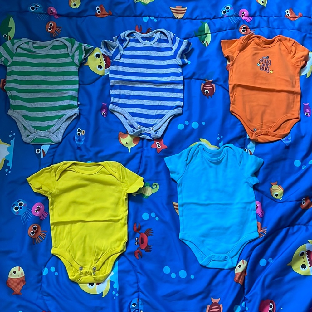 5 / 0-3m Member’s Mark Onesies